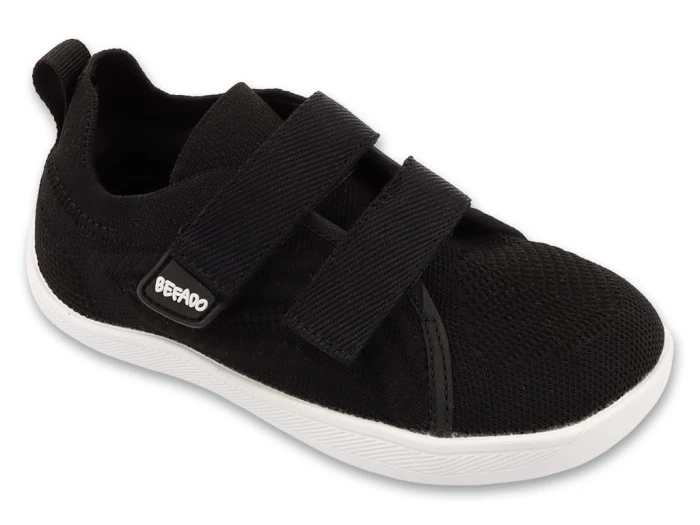 Czarne buty dziecięce Barefoot Befado – ujęcie zewnętrznej strony modelu.