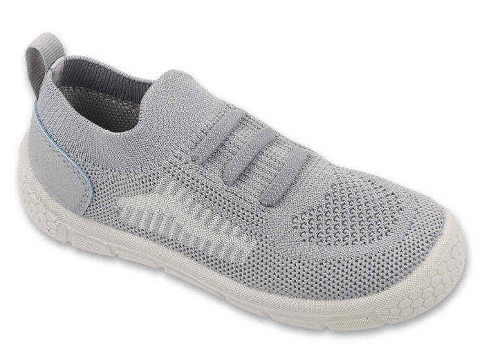 Jasnoszare ultralekkie kapcie slip-on  HONEY Befado z przewiewną dzianinową cholewką – widok z boku.