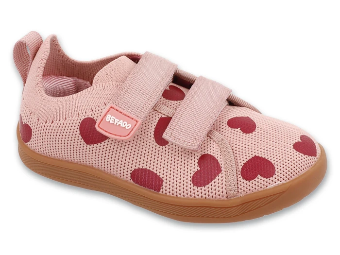 Różowe buty dziecięce Barefoot Sport Befado z motywem serduszek – widok z przodu, dwa rzepy i anatomiczna podeszwa.
