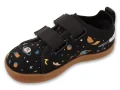 Czarne buty dziecięce Barefoot Sport Befado z motywem kosmicznym – widok z boku, anatomiczna podeszwa i dwa rzepy.