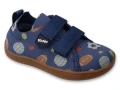 Granatowe buty dziecięce Barefoot Sport Befado z dwoma rzepami i motywem sportowych piłek – widok z przodu.